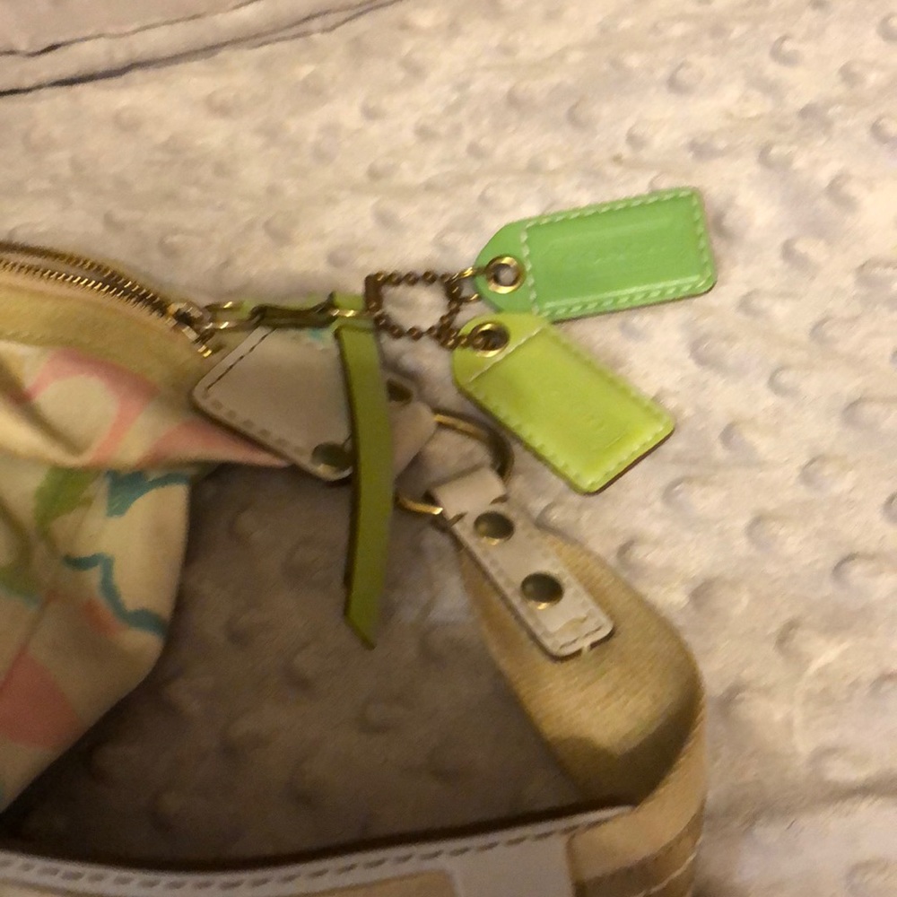 Coach 💯this bag is perfect for Spring🌺 or summer - Picture 8 of 8